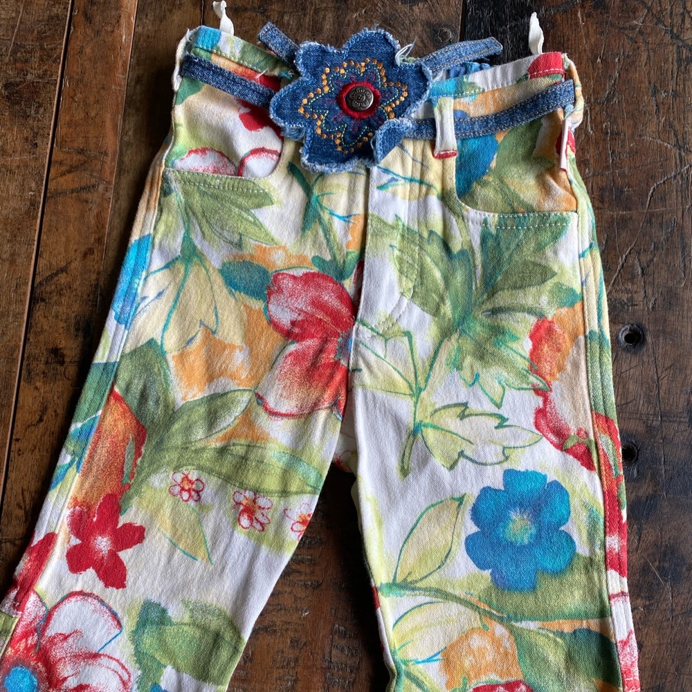 Pampolina flowered stretch Skinny Pants with denim flower belt.